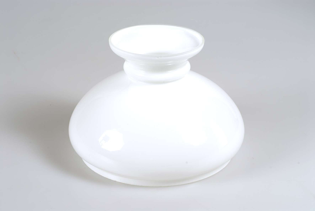 Fot av gjuten tennliknande metall med dekor i form av hundhuvuden, jaktsymboler, eklöv m.m behållare av slipat glas, brännare av mässing med text på skruven: Kosmos Brenner. Glasrör med text: Upsala Lamp och Lysoljeaffär UPSALA 10 III. Kupa av vitt mjölkglas.
Hållare för kupan söndrig. Glaskupan trasig.


 
