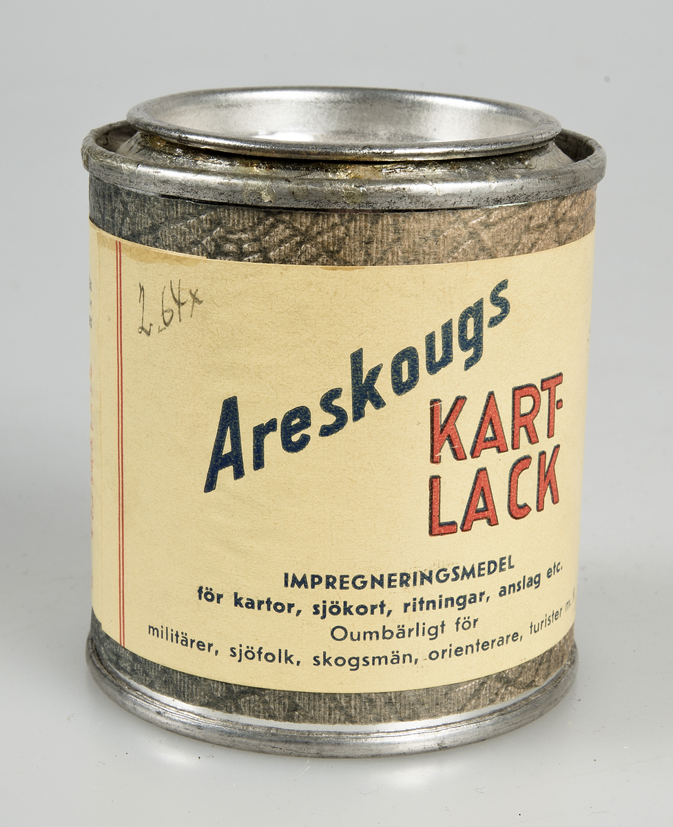 Burk av plåt med gul pappersetikett: Areskougs KARTLACK. Impregneringsmedel för kartor, sjökort, ritningar, anslag etc. Tillverkat av Areskougs Kem. tekn. Fabrik Malmö. Bruksanvisning på baksidan.



