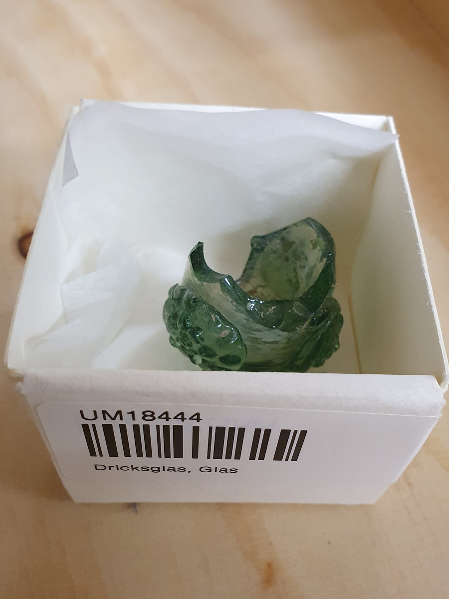Skaftfragment till remmare med tre st pålagda druvklaseliknande droppar.