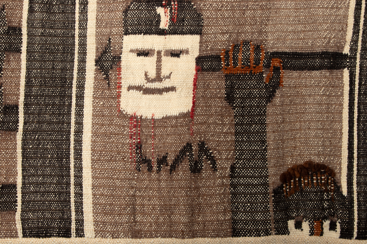 Todelt motiv, med figurativ frise øverst og nonfigurative/asbstrakte fargefelt med arkitektoniske elementer i nedre del. Motivet i øvre del av verket er delt inn som et figurativt triptyk. I heraldisk høyre panel ser vi en representasjon av en ikke navngitt etiopisk kvinne, og ved siden av henne følger ornamenter som også kan leses figurativt som spyd eller piggtråd. I midtpanelet sees en mannsfigur med hatt. Han betegnes noen steder som Storbritannias utenriksminister Anthony Eden, andre ganger som den franske politikeren Pierre Laval, den italienske kongen Vittorio Emanuele III eller Italias ambassadør i Etiopia. Deretter følger ni hender som rekkes opp som i forsvar fra frisens nedre linje. I den andre enden av midtfeltet er Etiopias keiser Haile Selassie fremstilt; hans navn er også vevd inn med bokstaver øverst i feltet, over hendene. I heraldisk venstre panel ser vi en representasjon av en anonym etiopier med Benito Mussolinis avhugde hode på et spyd. Under hodet sees bokstavene "hr. M", vevd i rødt.