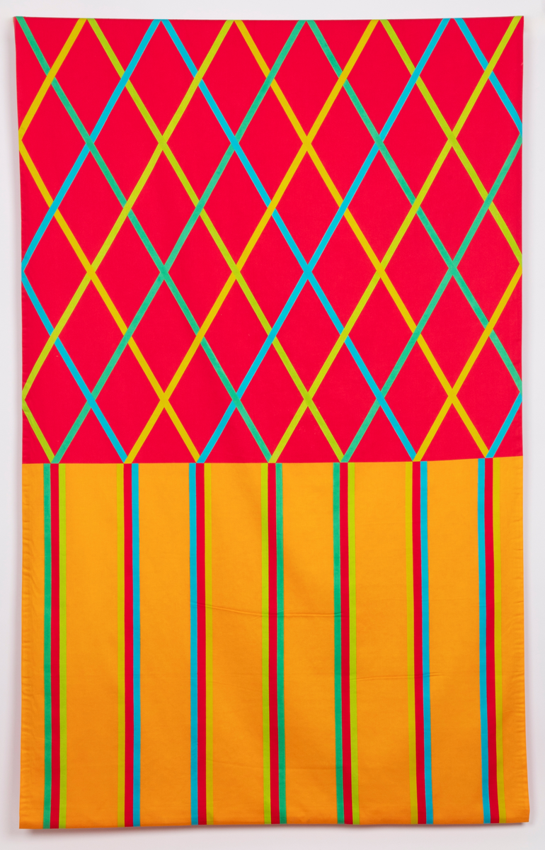 Stofftrykk. Håndtrykt motiv på bomullssatin med reaktive farger. Geometrisk motiv med romber og striper.