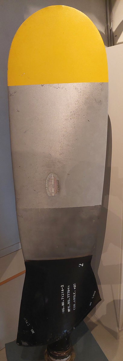 Propellbladet er av stål, fra flytypen P3B Orion. Bladet er slitt og brukspreget, med merker etter kollisjon med russisk jagerfly. Bladet er ca 190 cm langt og veier ca 50 kg.