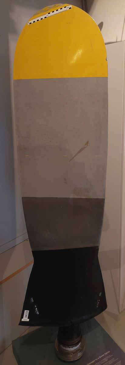 Propellbladet er av stål, fra flytypen P3B Orion. Bladet er slitt og brukspreget, med merker etter kollisjon med russisk jagerfly. Bladet er ca 190 cm langt og veier ca 50 kg.