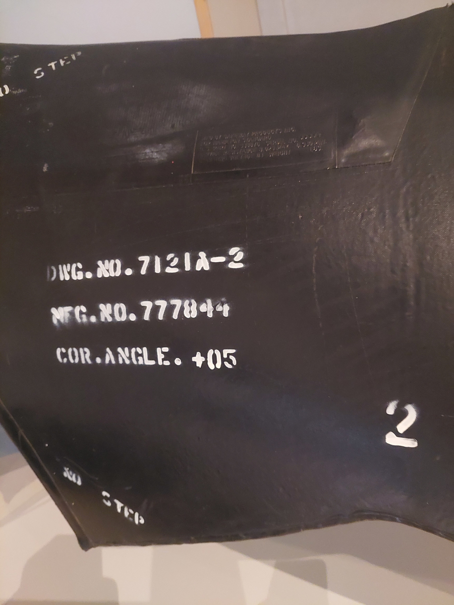 Propellbladet er av stål, fra flytypen P3B Orion. Bladet er slitt og brukspreget, med merker etter kollisjon med russisk jagerfly. Bladet er ca 190 cm langt og veier ca 50 kg.