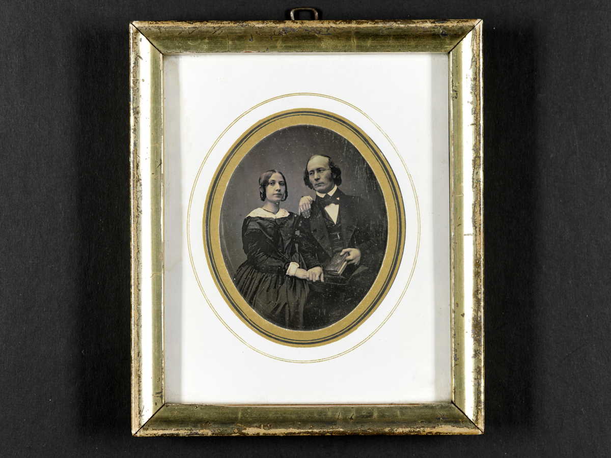 Daguerreotypi: Dobbeltportrett av et par som viser ringer. Han med bok.