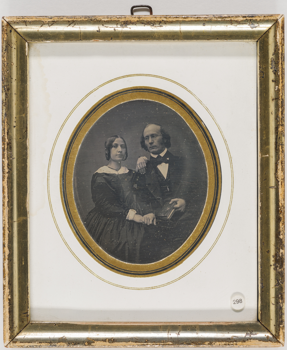 Daguerreotypi: Dobbeltportrett av et par som viser ringer. Han med bok.