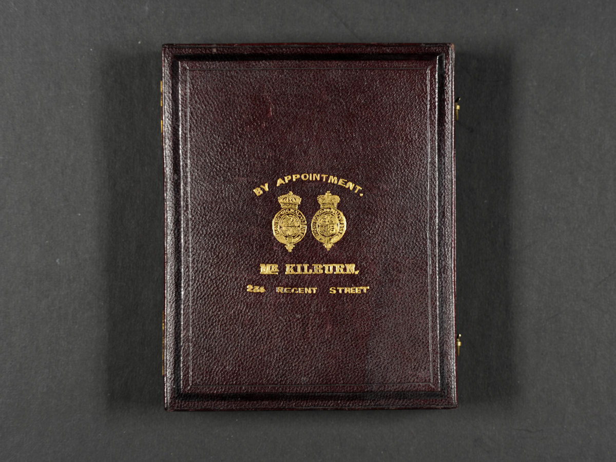 Daguerreotypi: Portrett av sittende ung mann, 3/4 profil. Håndkolorert.