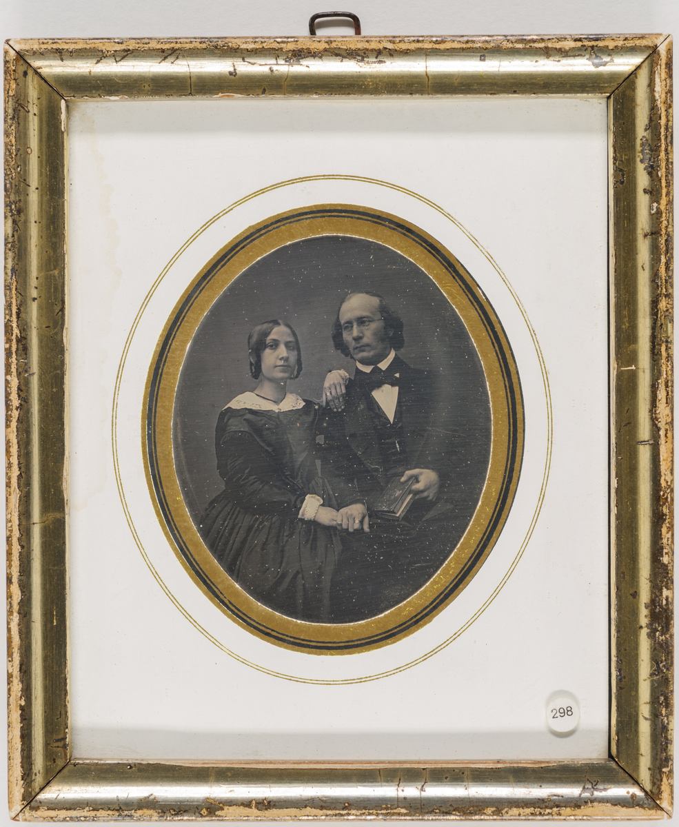 Daguerreotypi: Dobbeltportrett av et par som viser ringer. Han med bok.