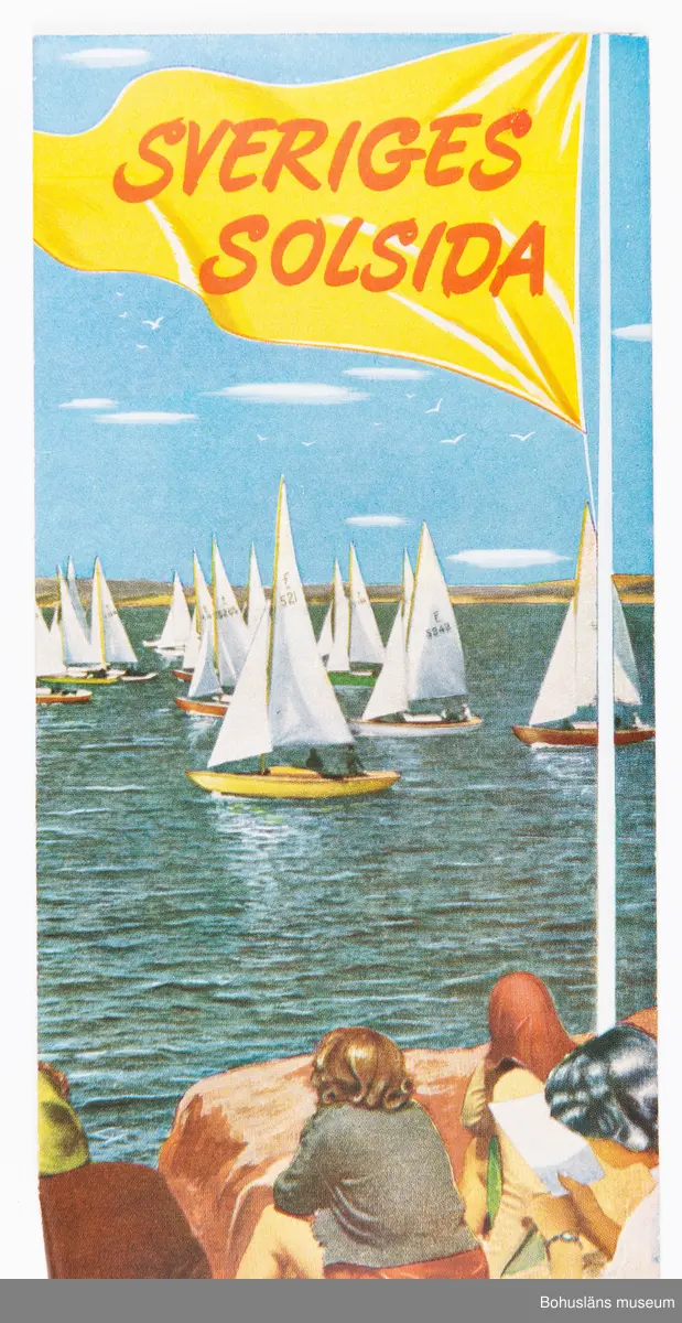 Turistbroschyr för Bohuslän och Västkusten.
Turistbroschyr, utvikbar med färg- och svartvIta fotografier och kartor och säljande text och praktiska upplysningar, tryckt på 1940-talet troligen. På omslaget målning med regattasegling och texten SVERIGES SOLSIDA.