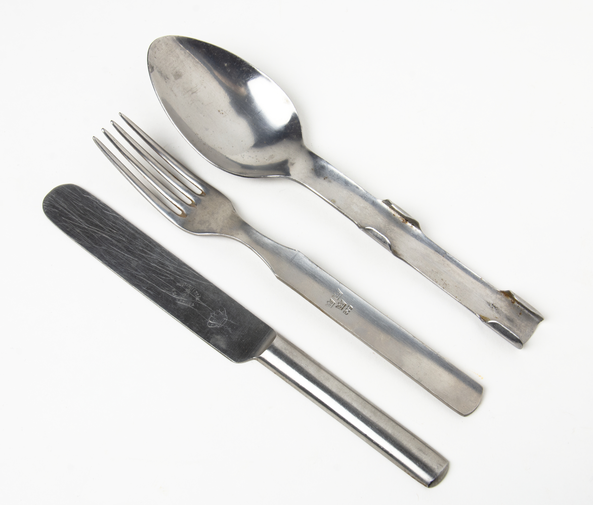 Bestickset i rostfritt stål bestående av sked, gaffel och kniv. Besticken går att sätta samman i skaften.