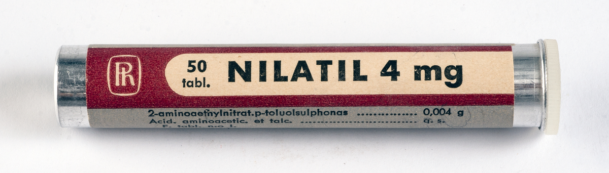 Plåtrör med vit plastpropp. Etikett i rött, grått och vitt med svart text "50 tabl. NILATIL 4 GR, PHARMACIA UPPSALA".