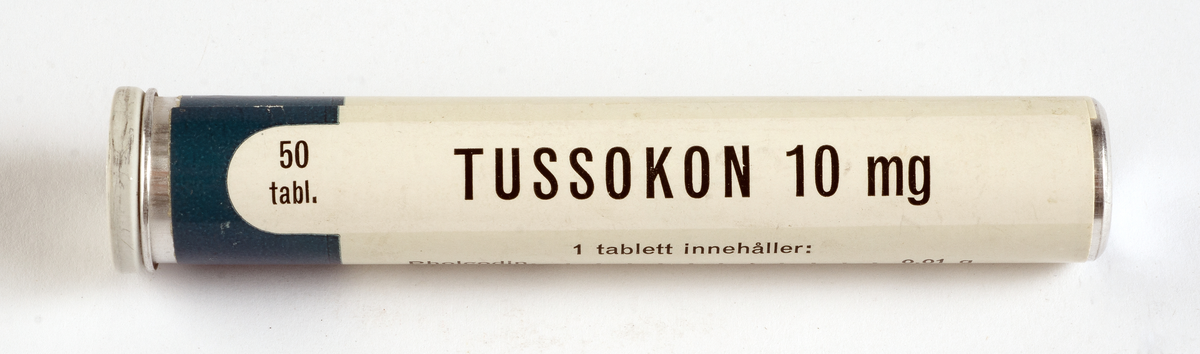 Plåtrör med vit plåtpropp. Etikett i blått, grått och vitt med svart text "50 tabl. TUSSOKON 10 mg. PHARMACIA UPPSALA".