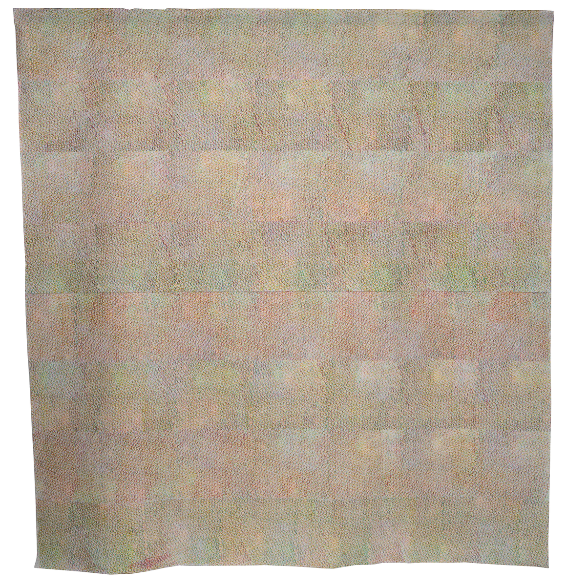 Tilnærmet kvadratisk tekstil i bomull med trykk i grønt, gult og rødt. Flaten er delt opp i åtte like brede horisontale felt. Mønsteret består av utallige kryss i de ulike fargene, trykket oppå hverandre slik at det oppstår et rikt fargespill. Uttrykket ligner på broderi.