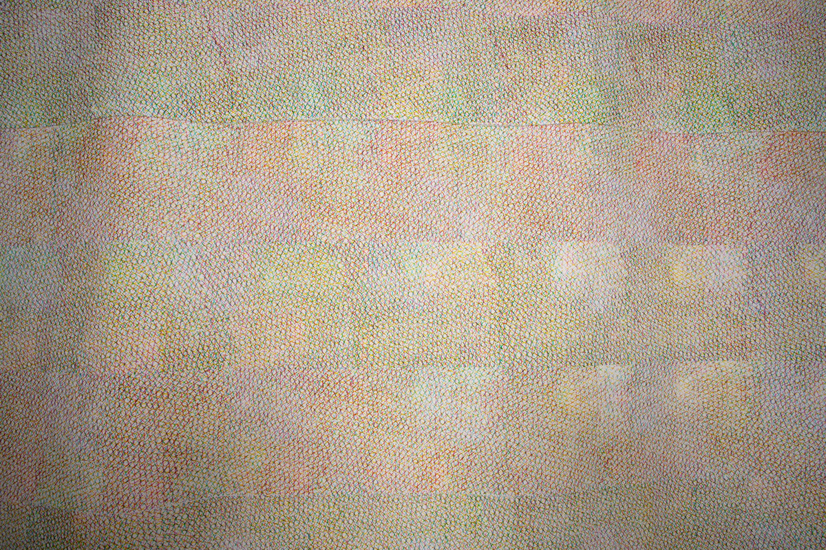 Tilnærmet kvadratisk tekstil i bomull med trykk i grønt, gult og rødt. Flaten er delt opp i åtte like brede horisontale felt. Mønsteret består av utallige kryss i de ulike fargene, trykket oppå hverandre slik at det oppstår et rikt fargespill. Uttrykket ligner på broderi.