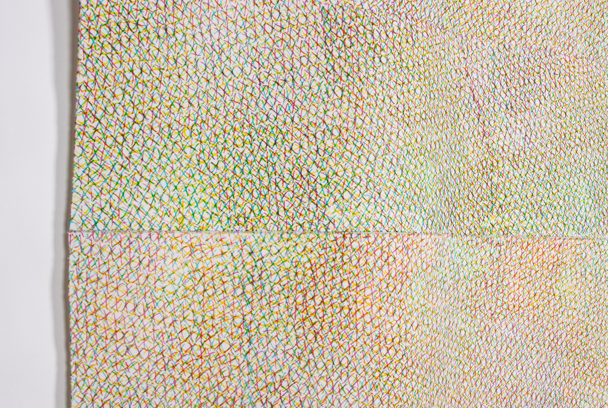 Tilnærmet kvadratisk tekstil i bomull med trykk i grønt, gult og rødt. Flaten er delt opp i åtte like brede horisontale felt. Mønsteret består av utallige kryss i de ulike fargene, trykket oppå hverandre slik at det oppstår et rikt fargespill. Uttrykket ligner på broderi.