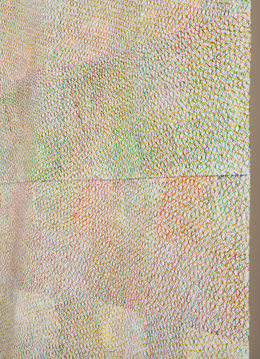 Tilnærmet kvadratisk tekstil i bomull med trykk i grønt, gult og rødt. Flaten er delt opp i åtte like brede horisontale felt. Mønsteret består av utallige kryss i de ulike fargene, trykket oppå hverandre slik at det oppstår et rikt fargespill. Uttrykket ligner på broderi.