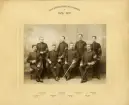 Sjukvårds-Sergeant-Kursen, År 1906-1907.
Ateljéfoto. 
(Fr.v.) Carl Lindgren Inf. 24, Georg Andersson Inf. 11, Knut Svahn Inf. 7, Axel Granberg Inf. 20, Carl Hagberg Inf. 15, Oscar Larsson Inf. 13, Karl Ornell Inf. 4, Gustaf Sjögren Inf. 11.