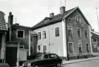Bostadshus och en bil av märket Renault 16 på Storgatan i Kalmar.