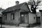 Gårdshus i kvarteret Magistern 7, Proviantgatan 17. Det var ännu bebott maj 1971.