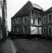 Areskogska husets flyttning 30.9. - 3.10. 1970. Huset svängs in i kvarteret Domprosten.