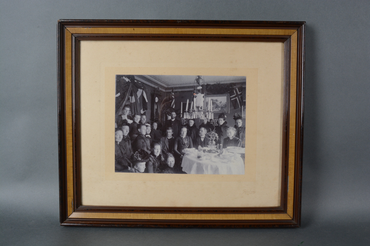 Sølvbryllup hos repslager Lyder Bernhard Zahlquist og Martha Gurine Zahlquist f. Olsen ca. 1902-1903. Sandvikens Kvindeforening på visitt