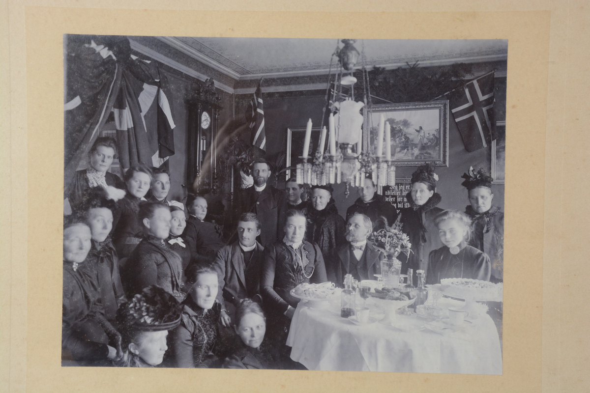 Sølvbryllup hos repslager Lyder Bernhard Zahlquist og Martha Gurine Zahlquist f. Olsen ca. 1902-1903. Sandvikens Kvindeforening på visitt