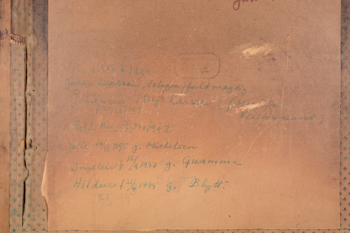 Studioportrett av familiegruppe. Mor, far, 3 piker i hvite kjoler og en gutt. Telegraffullmektig Johan Larssen med familie.