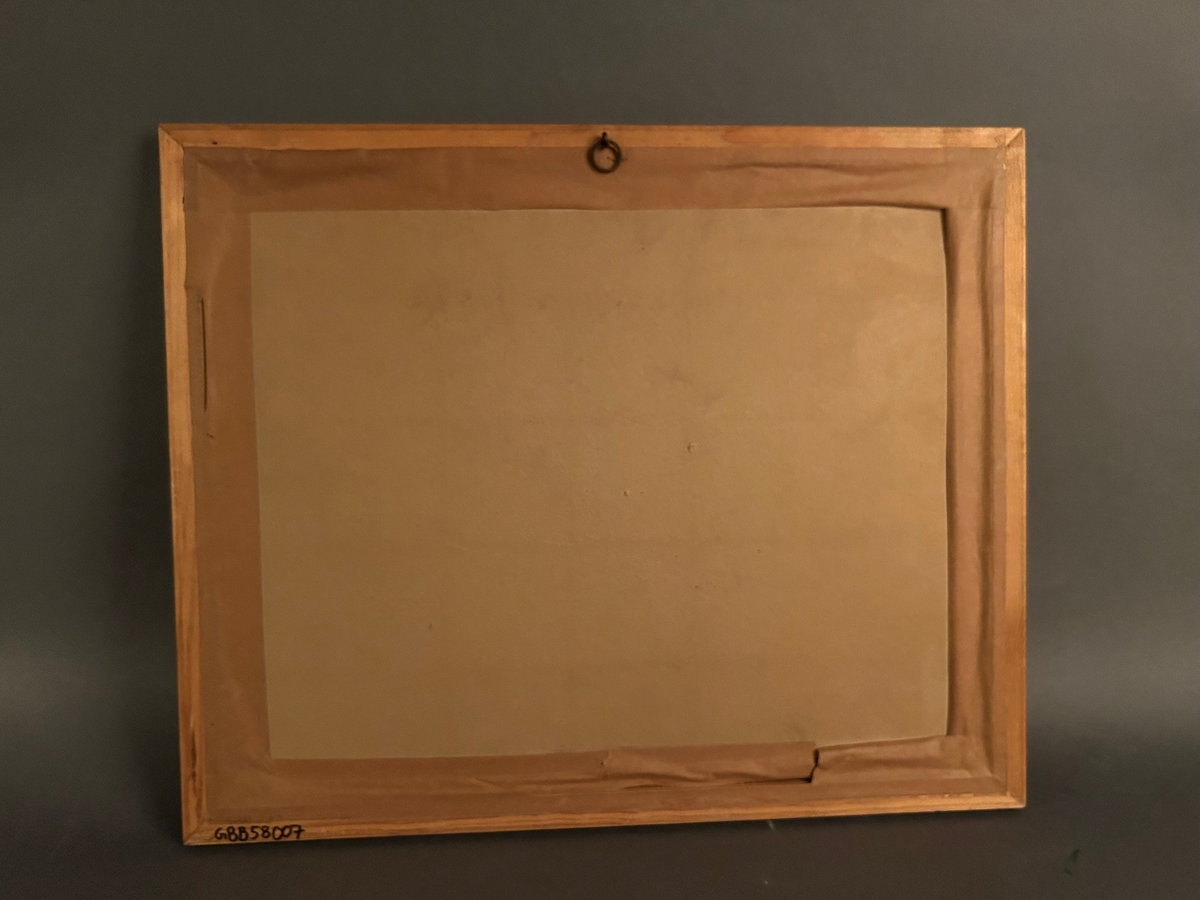 Rektangulært, polykromt trykk med motiv som viser et gammelt, hollandsk skipsverft med en lang bygning i bakgrunnen og flere skip med nederlandske flagg på vannet i forgrunnen. Trykket er omkranset av passepartout i beige kartong, det er rammet inn i en enkel treramme og med beskyttende glass.