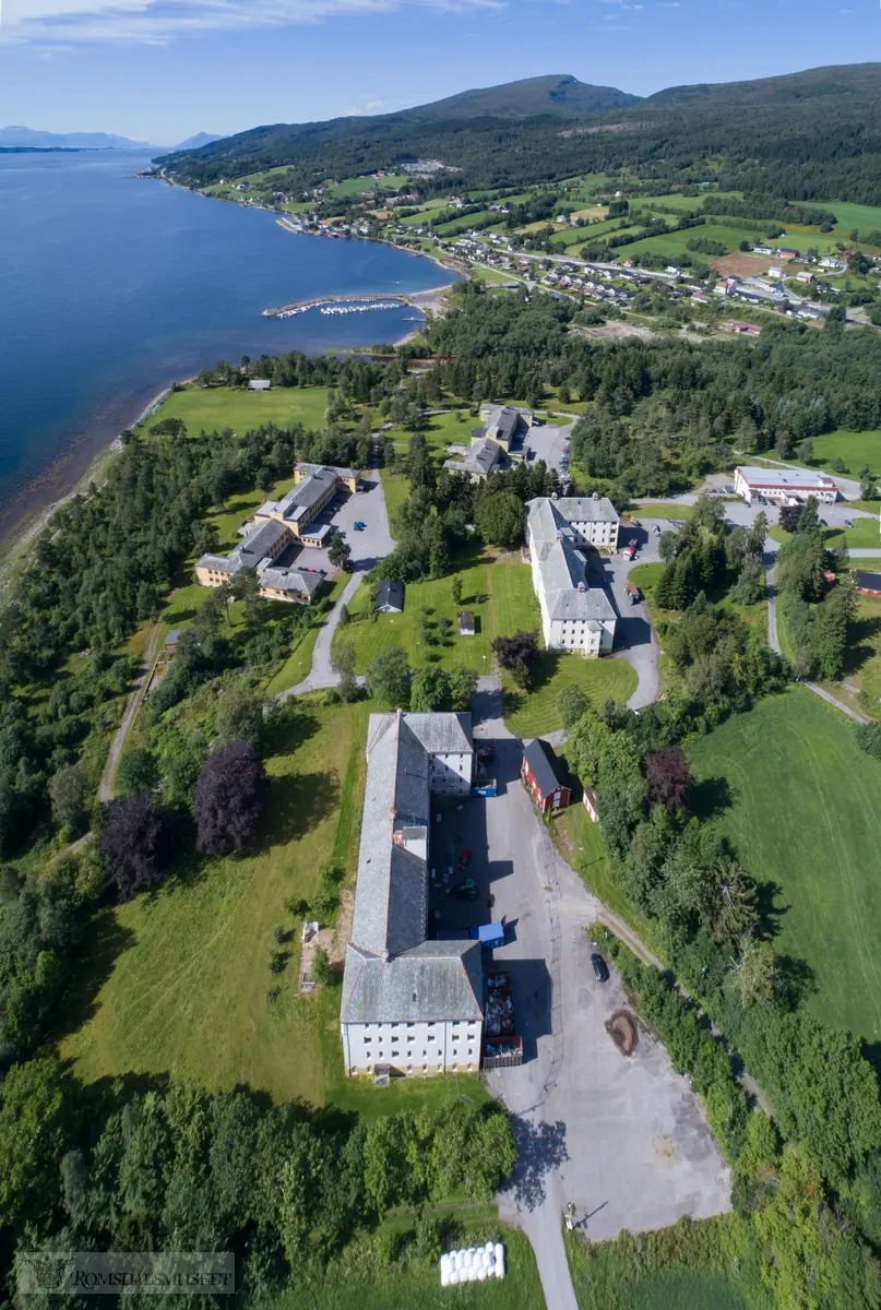 Oppdøl sjukehus er et psykiatrisk sykehus som ligger på Hjelset i Molde. Sykehuset ble åpnet i 1913 som et typisk asyl i landlige omgivelser..I 1925 åpnet en ny avdeling, og nye bygninger kom også til i mellomkrigstiden og i 1961. .På det meste hadde sykehuset cirka 500 døgnpasienter. Siden 1984 har sykehuset vært organisert som en avdeling under Molde sjukehus..19. desember 2014 ble Oppdøl valgt som det nye stedet for det felles sykehuset i Nordmøre og Romsdal.