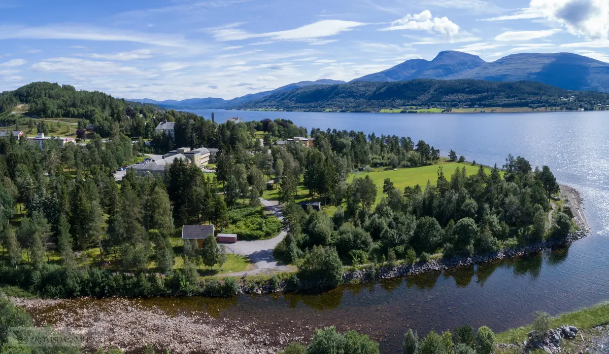 Oppdøl sjukehus er et psykiatrisk sykehus som ligger på Hjelset i Molde. Sykehuset ble åpnet i 1913 som et typisk asyl i landlige omgivelser..I 1925 åpnet en ny avdeling, og nye bygninger kom også til i mellomkrigstiden og i 1961. .På det meste hadde sykehuset cirka 500 døgnpasienter. Siden 1984 har sykehuset vært organisert som en avdeling under Molde sjukehus..19. desember 2014 ble Oppdøl valgt som det nye stedet for det felles sykehuset i Nordmøre og Romsdal.