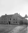 Före 1960-talets genomgripande sanering av kvarteret Druvan i Linköping, bar miljön i hörnet av Stor- och Hamngatorna en helt annan karaktär. Storgatan 8 1956.