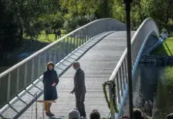 Gångbron över Djugårdsbrunnsviken invigs av kungen som går m
