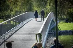 Gångbron över Djugårdsbrunnsviken invigs av kungen som går m