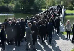 Gångbron över Djugårdsbrunnsviken invigs av kungen som går m