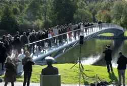 Gångbron över Djugårdsbrunnsviken invigs av kungen som går m