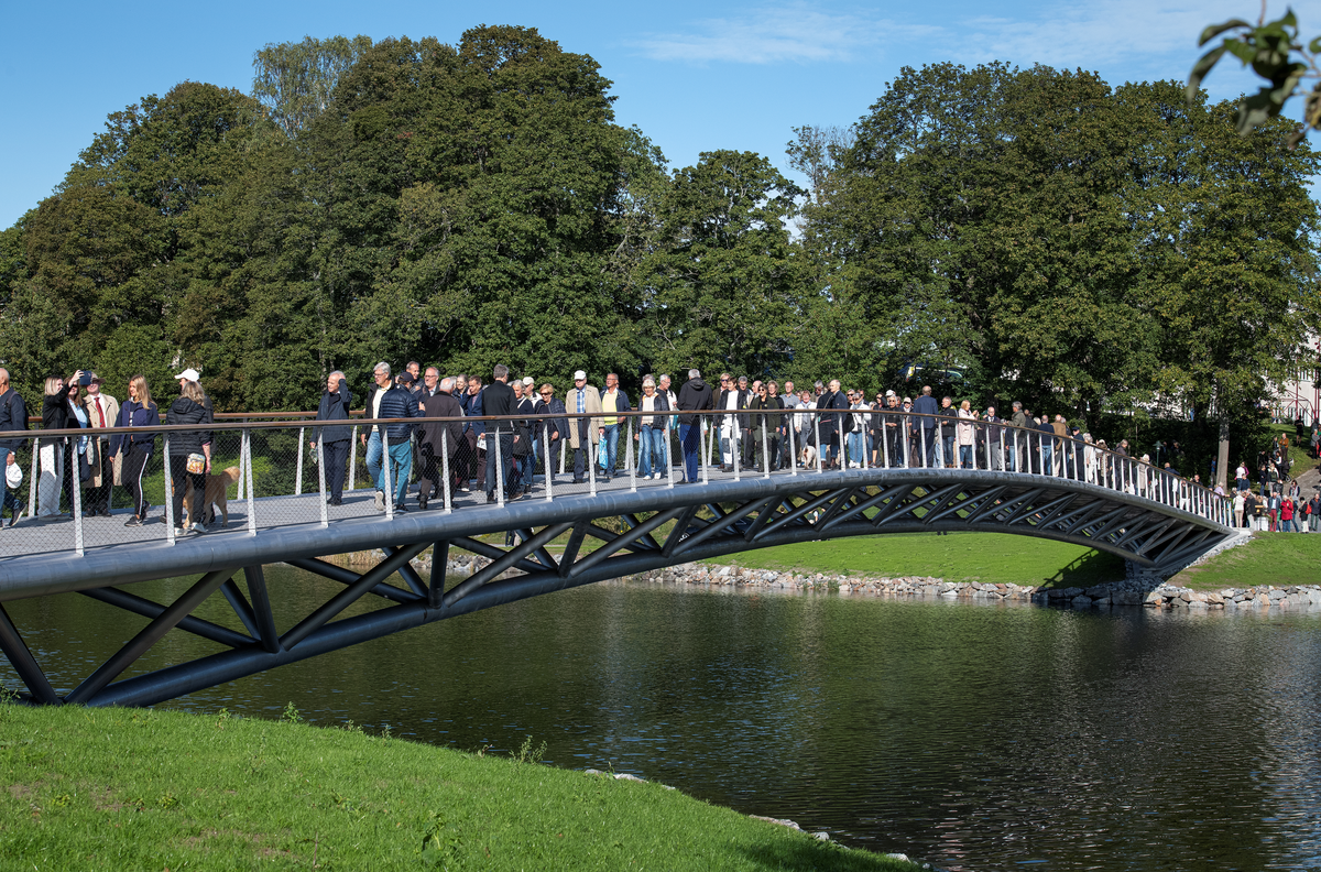  Gångbron över Djugårdsbrunnsviken invigs av kungen som går mellan museiparken och Rosendal.
