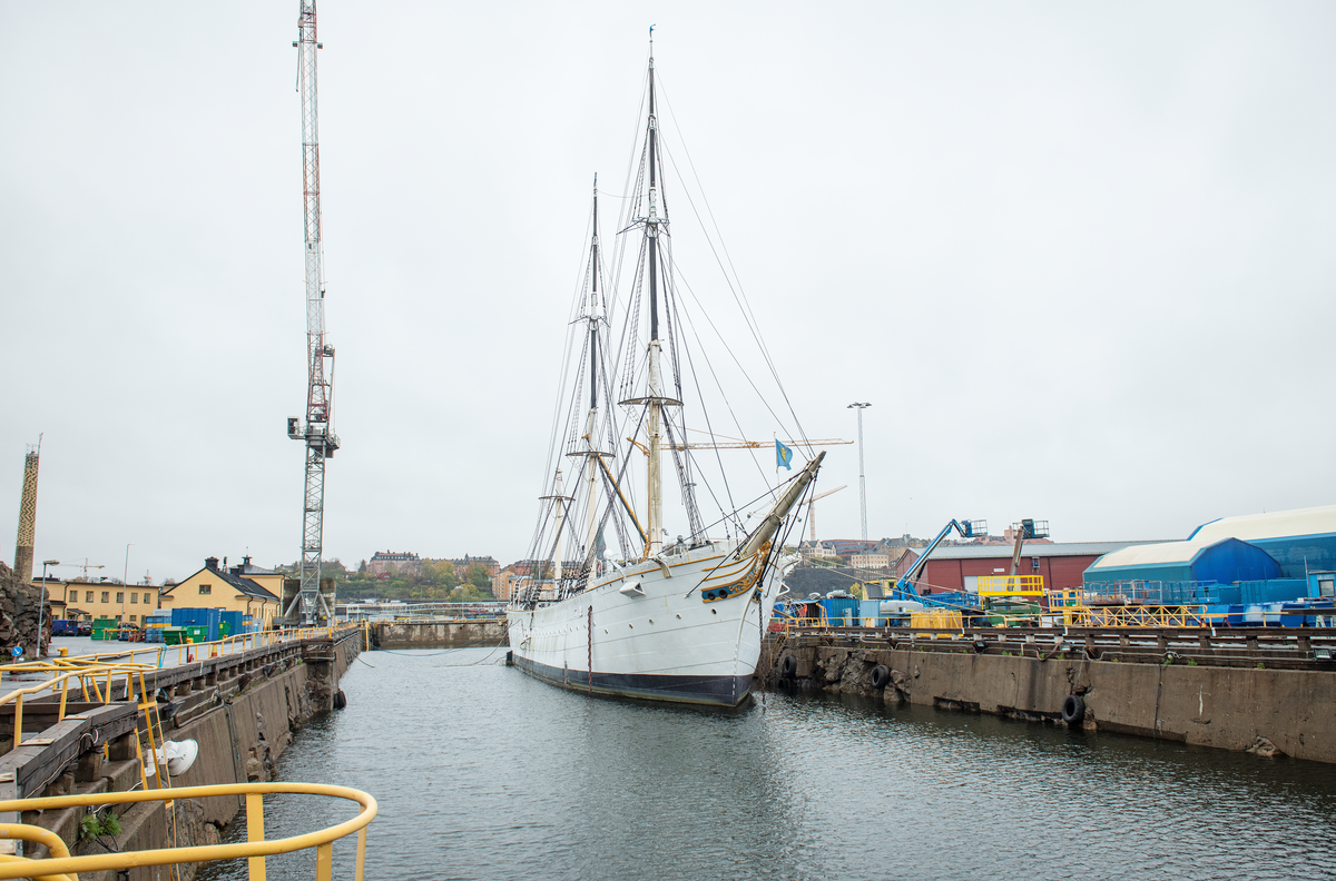  HMS Af Chapman, (vandrarhem) i docka, Beckholmen. Renoverar riggen.