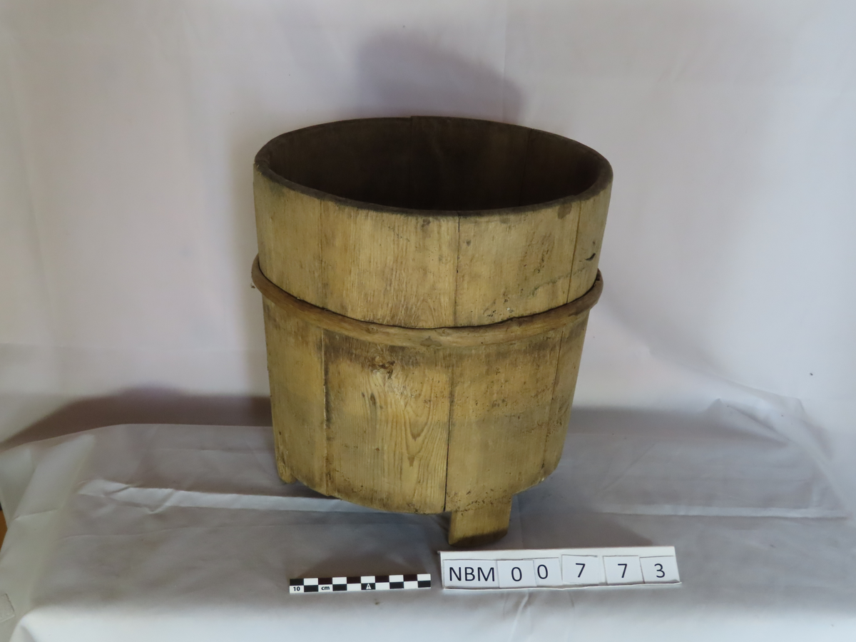 Form: Stavform med trett. Utgående rør fra hovedrør. Streng med lodd gjennom røret.