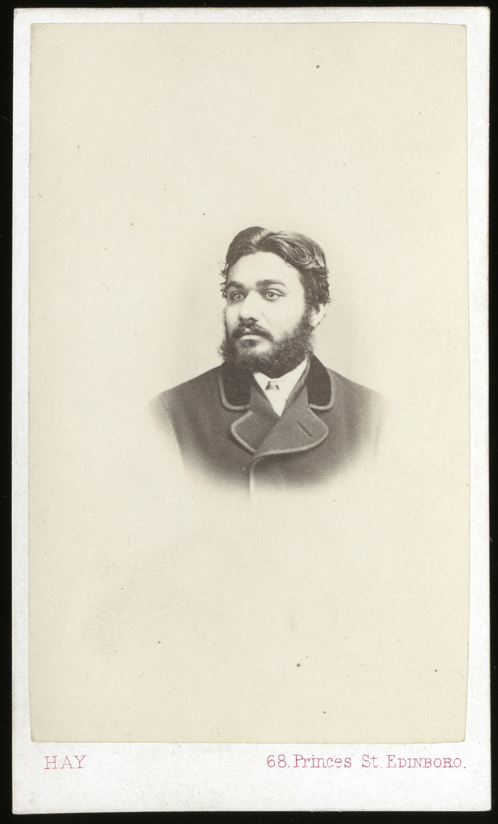 Foto av Preonatti Mookeriss 

Påskrift:

Preonatti Mokeriss LRCS + P
Jan: 1868 Edinburgh