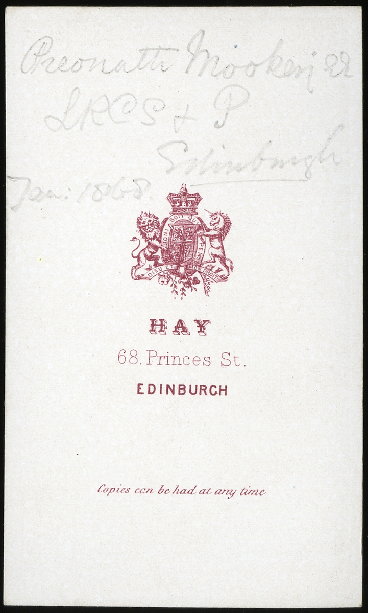 Foto av Preonatti Mookeriss 

Påskrift:

Preonatti Mokeriss LRCS + P
Jan: 1868 Edinburgh