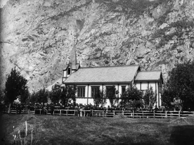 Hov - gården, hovet og kirken