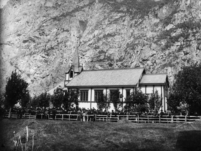 Nykirken innvies i 1887. Fra Bygdemuseet Leikvins fotosamlinger, Nordmørsmusea.