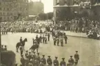 Stenbocksfesten i Helsingborg, 23/8 1914. Mycket folk har samlats vid rådhuset för att se paraden.