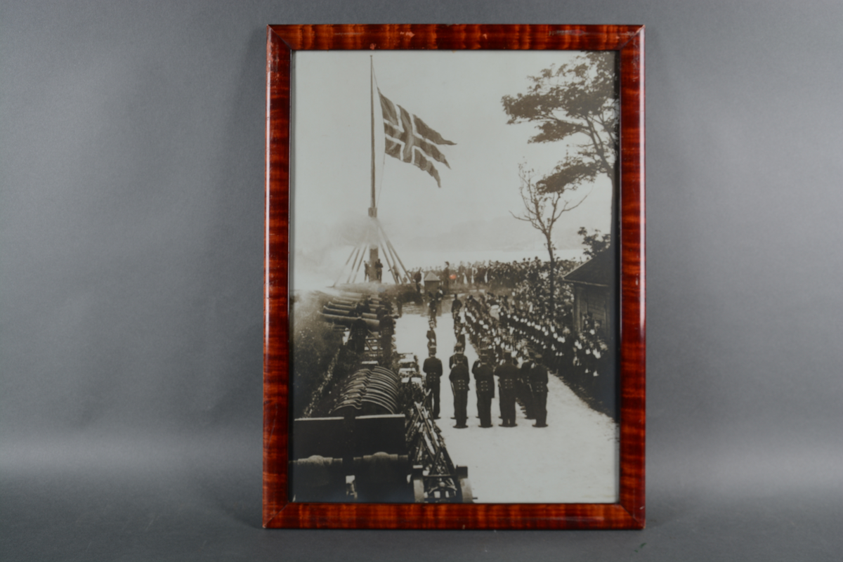 Salutt på Bergenhus 9 juni 1905, kommandert av Kaptein Holmboe.