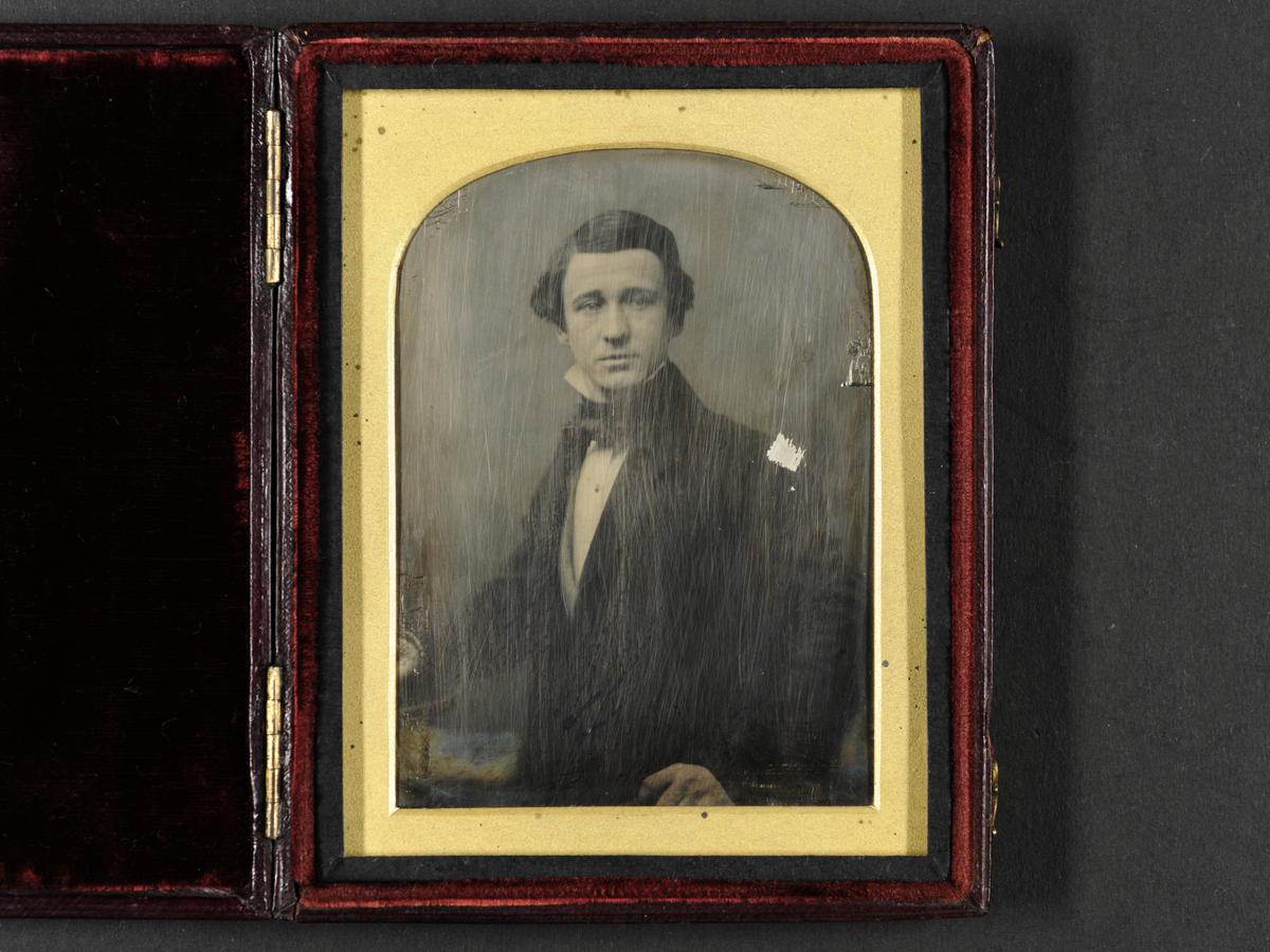Daguerreotypi: Portrett av en mann, halvfigur.