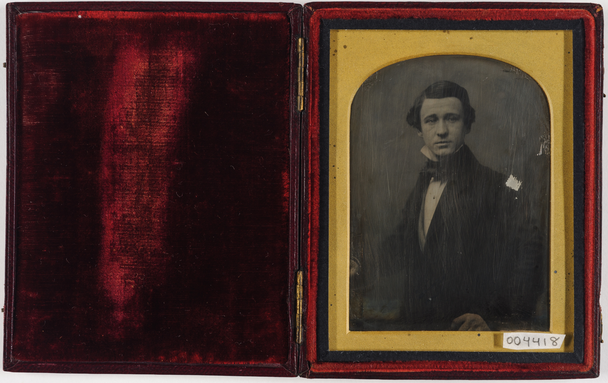 Daguerreotypi: Portrett av en mann, halvfigur.