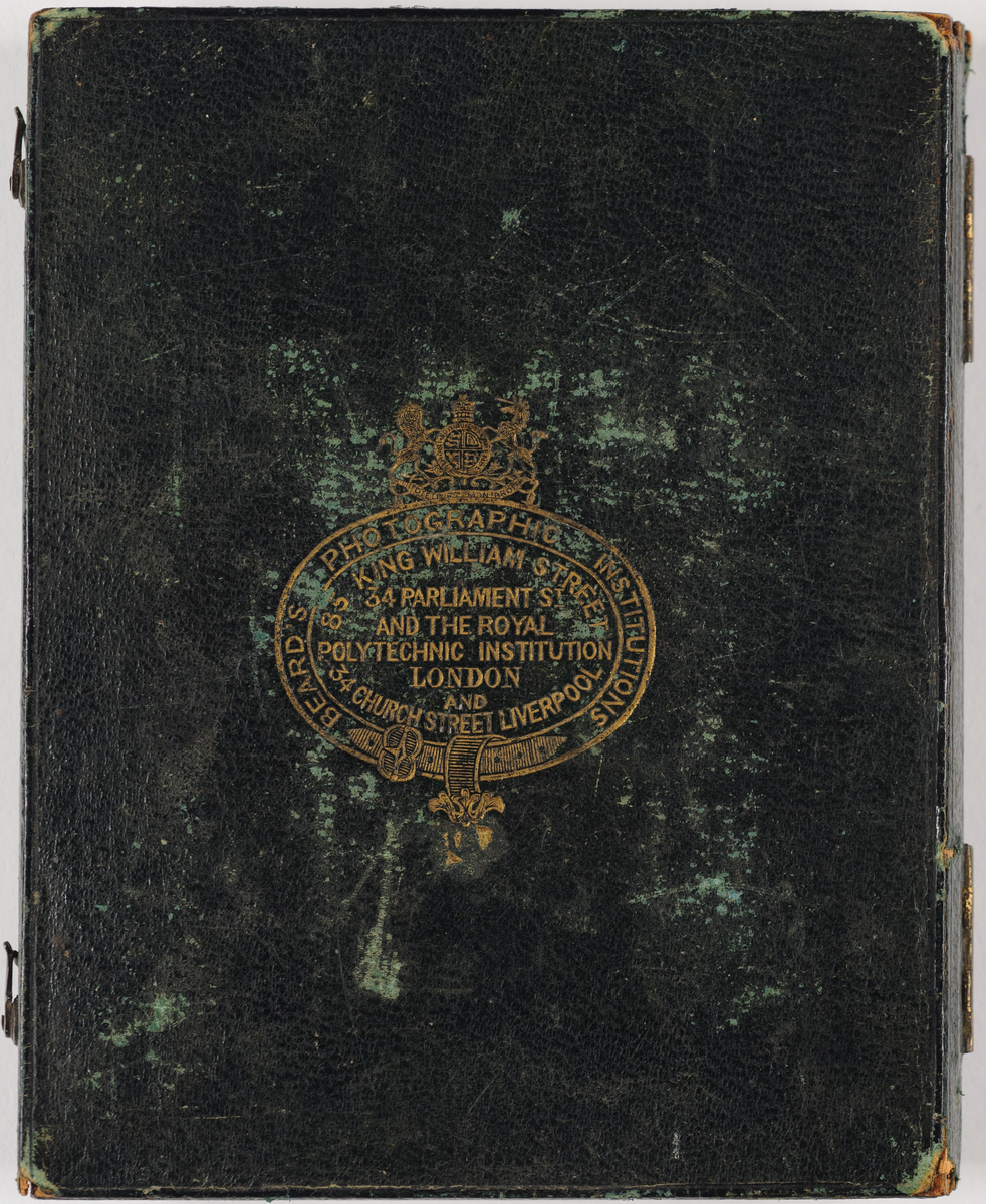 Daguerreotypi: Portrett av en sittende kvinne med krøller, halvfigur.