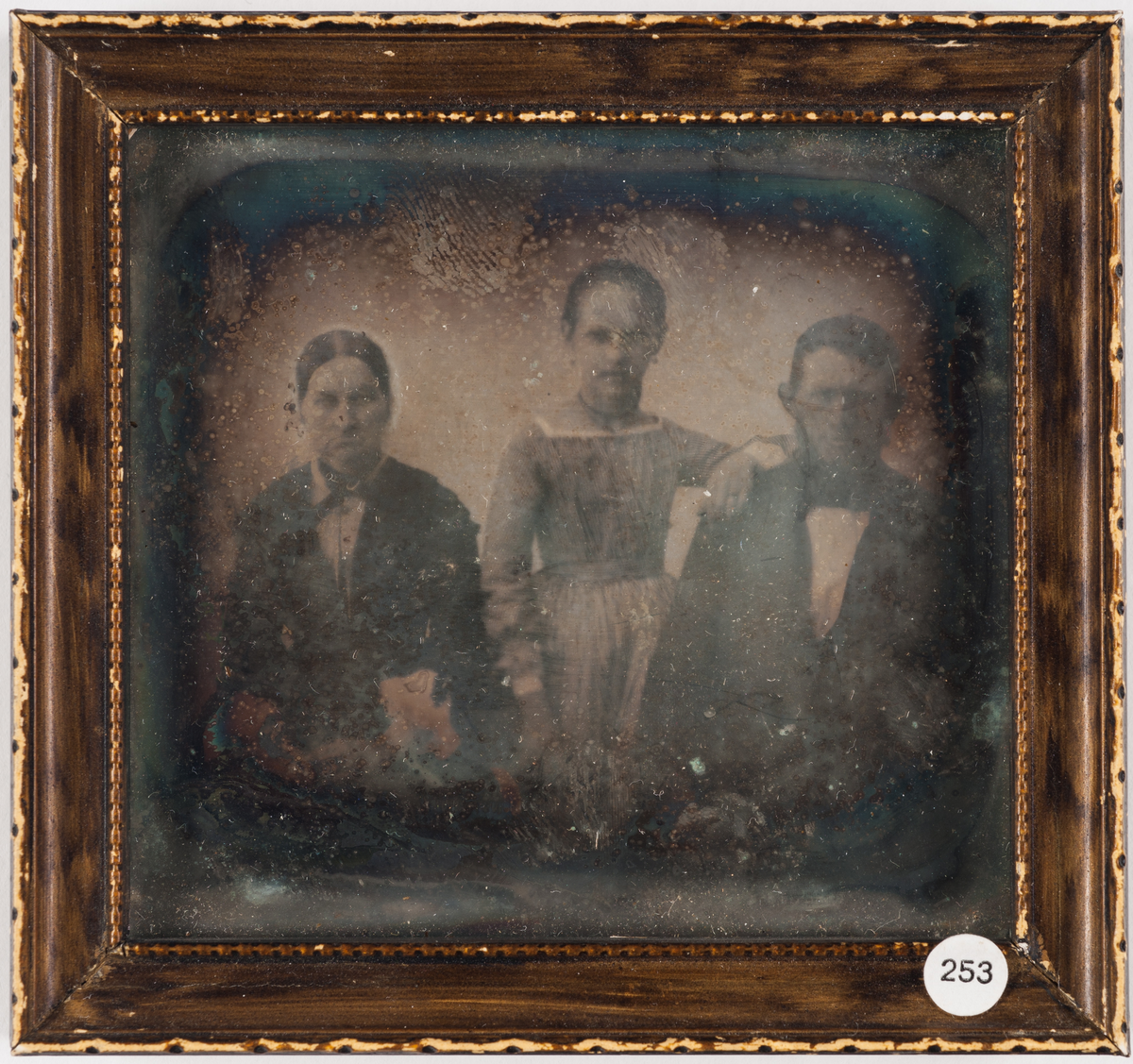 Norsk daguerreotypi: Portrett av tre mennesker, mann, kvinne og jente.