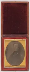 Daguerreotypi: Portrett av en mann, halvfigur.