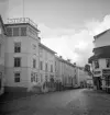 Storgatan i Valdemarsvik från Salutorget. Fotoåret 1962 var trähusradens öde beseglad efter beslut om nytt och modernt. Närmast Stora hotellet.